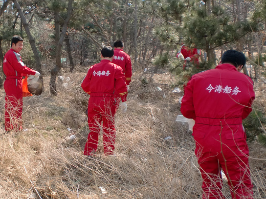 今冈公园义务清理垃圾