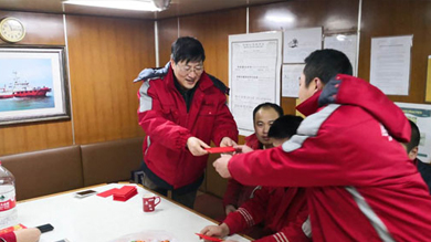 发放慰问金