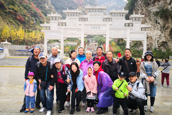 分两批次组织员工和家属到西安旅游