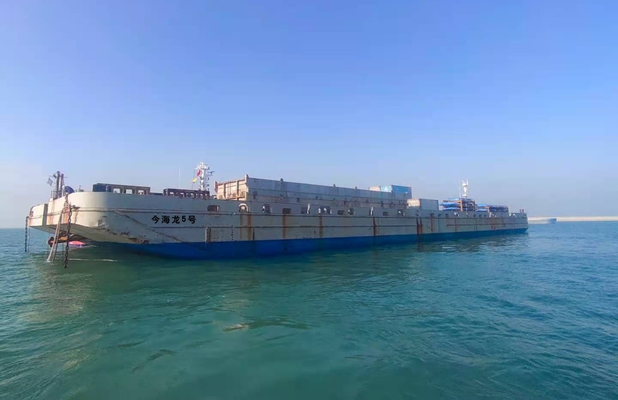 “今海龙5号” 驳船海上作业 
