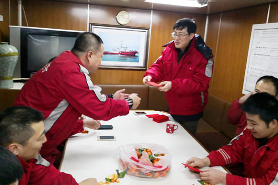 公司领导上船慰问船员并发放慰问金